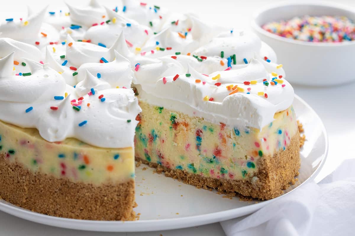 一块的一个生日芝士蛋糕展示内部结构。