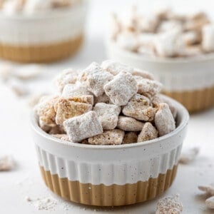 碗南瓜香料小狗食物(或南瓜香料泥泞的伙伴)与一些被白色柜台。