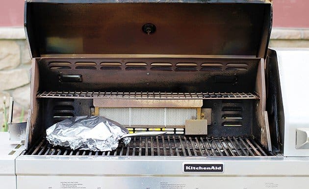 水蜜桃馅饼在烤架上的锅。