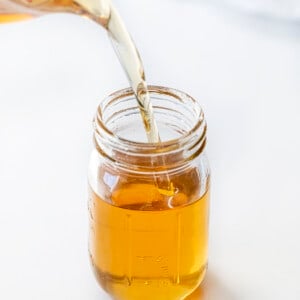 简单的糖浆冷却涌入玻璃。简单的糖浆,如何制作简单的糖浆,香草简单的糖浆,如何使用简单的糖浆,鸡尾酒糖浆、饮料,饮料,食谱,iambaker,我是贝克。