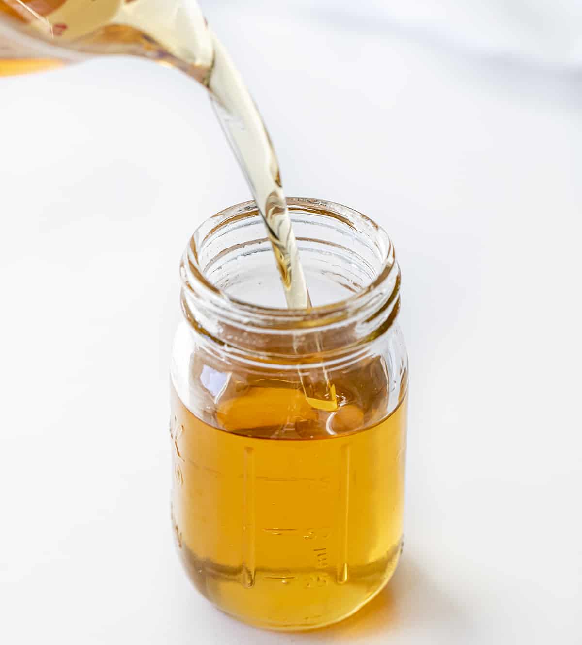 简单的糖浆冷却涌入玻璃。简单的糖浆,如何制作简单的糖浆,香草简单的糖浆,如何使用简单的糖浆,鸡尾酒糖浆、饮料,饮料,食谱,iambaker,我是贝克。