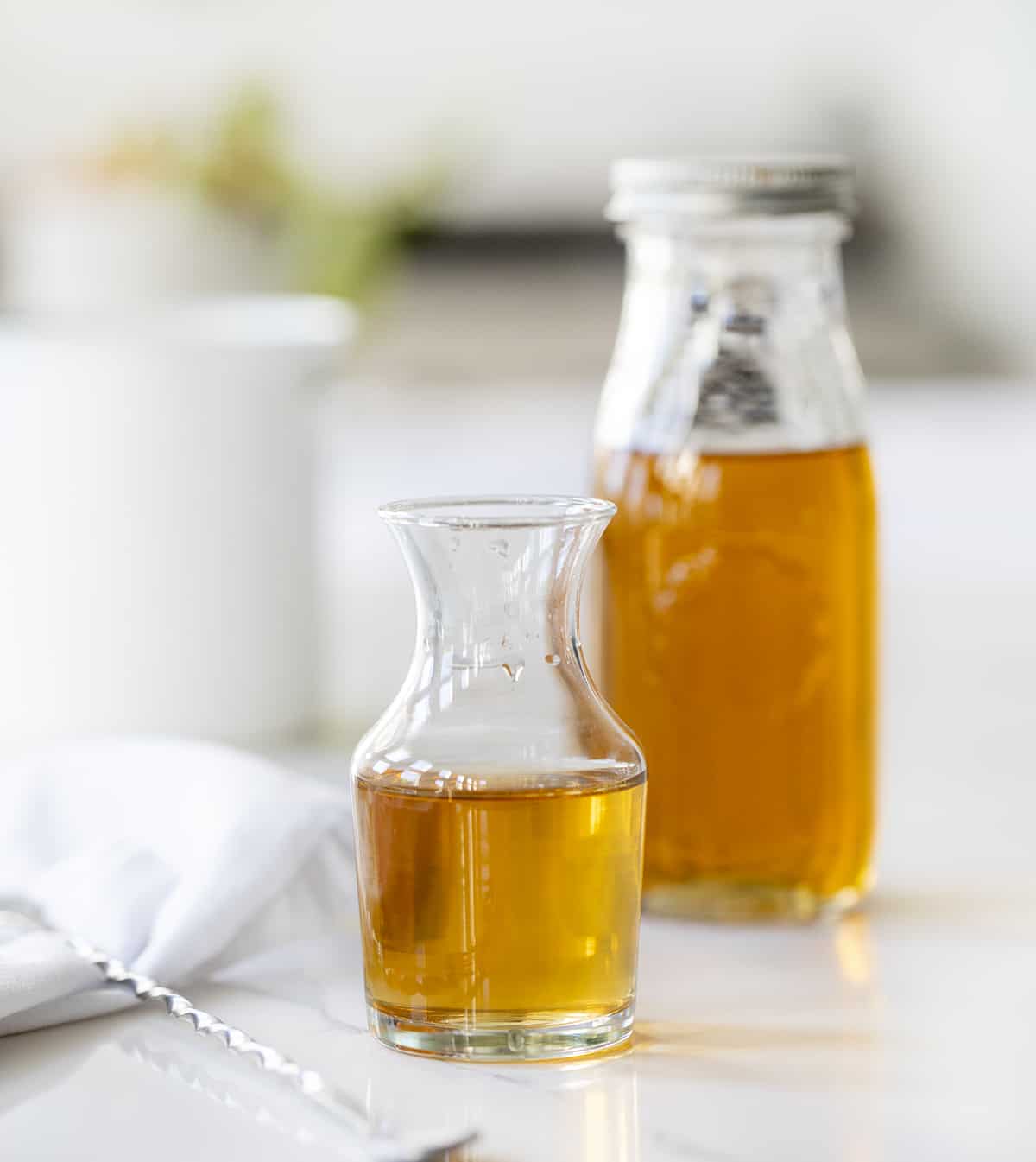 瓶香草简单的糖浆。简单的糖浆,如何制作简单的糖浆,香草简单的糖浆,如何使用简单的糖浆,鸡尾酒糖浆、饮料,饮料,食谱,iambaker,我是贝克。