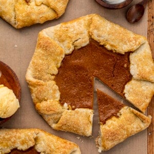 自制南瓜Galettes砧板毛边的,旁边的奶油和冰淇淋。甜点,感恩节,南瓜饼Galette,容易南瓜甜点,如何做南瓜Galette,假日甜点,甜点,馅饼皮,Galette,我是贝克,iambaker