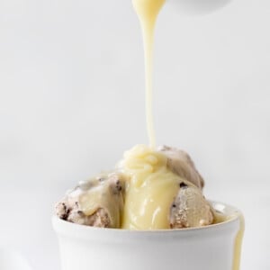 把白巧克力酱在奥利奥冰淇淋。