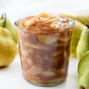 罐与梨梨馅在白色的计数器。