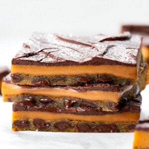 堆咸焦糖饼干棒显示层白色柜台。